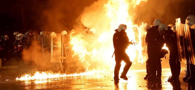 «Φλέγεται η Αλβανία: Χιλιάδες στους δρόμους, φωτιές και μάχη με την αστυνομία – Στο στόχαστρο ο Ράμα»