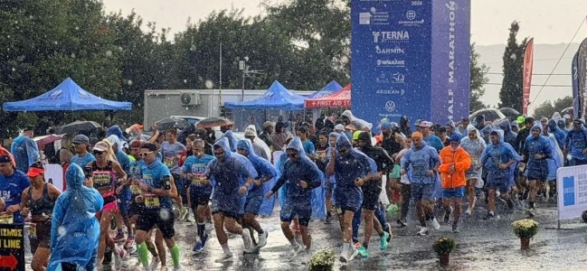 Έτρεξαν κόντρα στη βροχή! Το Αρκαλοχώρι πλημμύρισε από χιλιάδες δρομείς στον Ημιμαραθώνιο Κρήτης