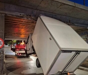 Απίστευτο σκηνικό στη Θεσσαλονίκη: Φορτηγό κόλλησε πάνω σε γερανοφόρο κάτω από τη γέφυρα!