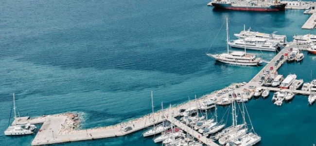 «Έστησαν» βενζινάδικο μέσα στη θάλασσα: Κύκλωμα λαθρεμπορίας καυσίμων στις Κυκλάδες – 7 συλλήψεις