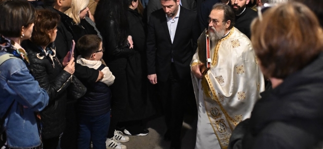 Ο Πρόεδρος του ΠΑΣΟΚ-Κινήματος Αλλαγής στην περιφορά του Επιταφίου στην Πλάκα