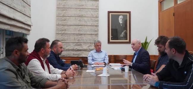 Συνάντηση της Επιτροπής και του Δημάρχου Βιάννου με τον Περιφερειάρχη Κρήτης για το θέμα της ακτογραμμής Καστρίου-Κερατόκαμπου και των καταστημάτων της περιοχής