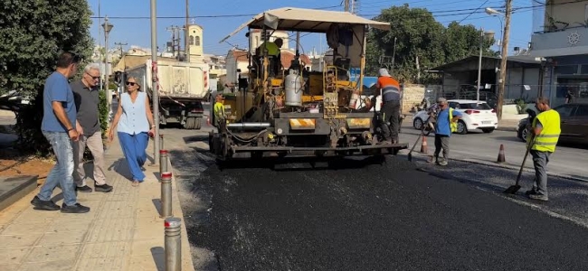 Στα έργα ασφαλτόστρωσης στην Λ. Ικάρου ο Αλέξης Καλοκαιρινός