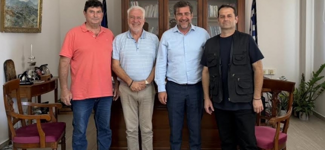 Συνάντηση του Αντιπεριφερειάρχη Λασιθίου Γιάννη Ανδρουλάκη για το αλιευτικό καταφύγιο και τη διάβρωση των ακτών στο Καλό Χωριό