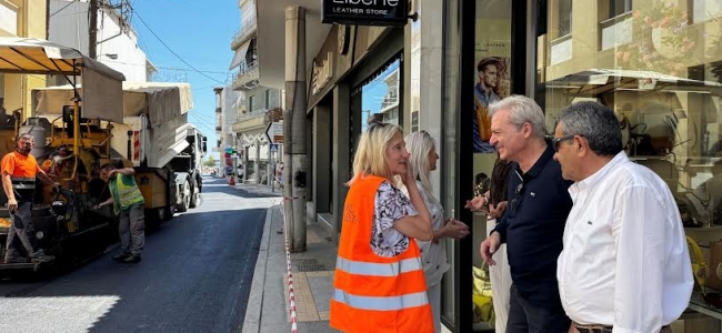 Αυτοψία στο έργο των ασφαλτοστρώσεων στην οδό Αβέρωφ από τον Δήμαρχο Ηρακλείου Αλέξη Καλοκαιρινό