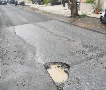 Μιχ. Καραμαλάκης: Η κατάσταση του οδοστρώματος, οι λακκούβες, τα πρόχειρα μπαλώματα και οι κακοτεχνίες δεν επιλύονται με επικοινωνιακές ανακοινώσεις 