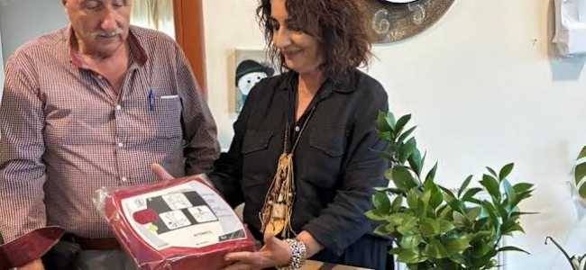 Δωρεά απινιδωτή στο ΚΑΠΗ Αρκαλοχωρίου από τον πατέρα του Προέδρου του ΠΑΣΟΚ Νίκου Ανδρουλάκη