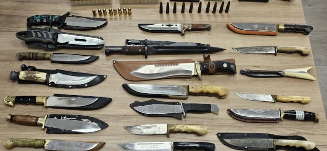Τρεις συλλήψεις στο Αμάρι για όπλα μαχαίρια και σφαίρες