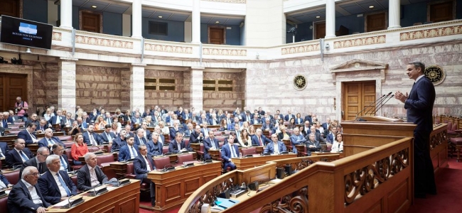 Σκληρή κόντρα Μητσοτάκη–Ανδρουλάκη στη Βουλή για την αναθεώρηση του Συντάγματος