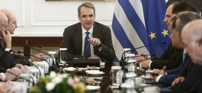 Μητσοτάκης: Φόρος τιμής στους δύο πυροσβέστες στην έναρξη του Υπουργικού Συμβουλίου