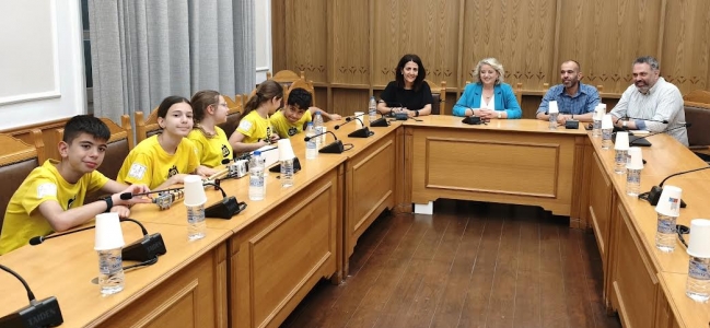 Επίσκεψη της Ομάδας Ρομποτικής των 20ου και 56ου Δημοτικών Σχολείων Ηρακλείου στην Περιφέρεια Κρήτης για την παγκόσμια διάκρισή τους στο RoboFest 2026