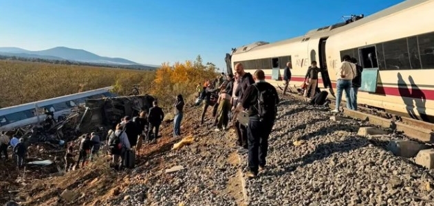 Ισπανία: Πολύνεκρη σύγκρουση τρένων υψηλής ταχύτητας – Φόβοι για περισσότερα θύματα