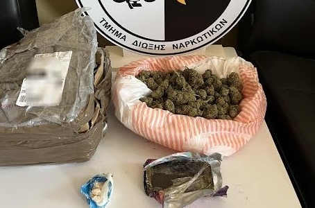 Μαθητής παρέλαβε δέμα με ναρκωτικά στις Μοίρες- Δυο συλλήψεις