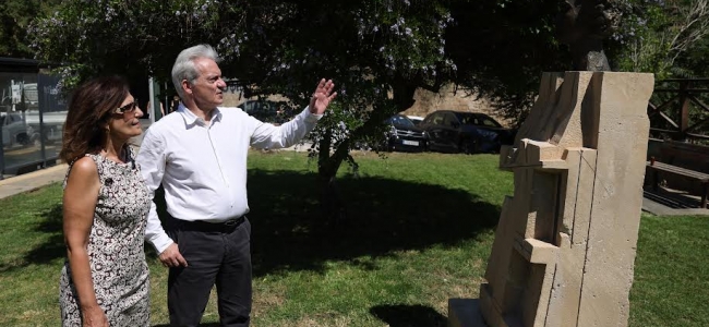 Η προτομή του Νίκου Ξυλούρη ξανά στη βάση της στην πλατεία Κύπρου στην Όαση