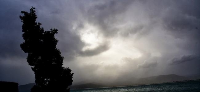  Άστατος ο καιρός το Μεγάλο Σάββατο με τοπικές βροχές – Βελτίωση την Κυριακή του Πάσχα