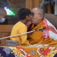 Δαλάι Λάμα: Σάλος με τη συμπεριφορά του απέναντι σε νεαρό αγόρι – Του ζήτησε να του «γλείψει τη γλώσσα»
