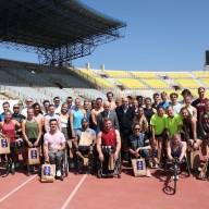 Με τις αθλήτριες και τους αθλητές από το εξωτερικό που προπονούνται στο Παγκρήτιο Στάδιο  ο Δήμαρχος Ηρακλείου 