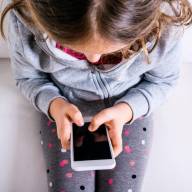 Φρένο στην εξάρτηση των παιδιών από τα κινητά
