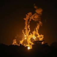 Πόλεμος Ισραήλ – Χαμάς: Ένας μήνας φρίκης – Νέοι ανελέητοι βομβαρδισμοί στη Γάζα, επιδρομές στη Δυτική Όχθη