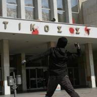 Θεσσαλονίκη: Πέταξαν κόκκινες μπογιές στον ΟΣΕ για τον έναν χρόνο από το δυστύχημα στα Τέμπη