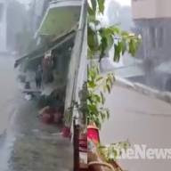 Η κακοκαιρία σφυροκοπά τη Θεσσαλία – Πλημμύρισαν οι δρόμοι σε χωριά της Μαγνησίας