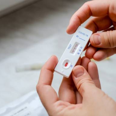 Covid: Ο ΕΟΔΥ καλεί τις ευάλωτες ομάδες να εμβολιαστούν άμεσα – «Παραμένει υψηλός ο κίνδυνος»