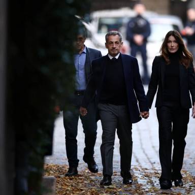 Νικολά Σαρκοζί: Κρατώντας το χέρι της Κάρλα Μπρούνι οδηγείται σήμερα στη φυλακή