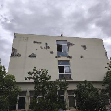 Κινδυνεύουν Εργαζόμενοι, Πολίτες και Μαθητές από πτώση επιχρισμάτων στο ΕΚΗ