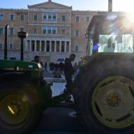 Αγρότες: Παρέμειναν τη νύχτα στο Σύνταγμα – Αποχωρούν το μεσημέρι με την υπόσχεση συνέχισης του αγώνα
