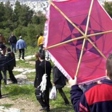 Καθαρά Δευτέρα: Πώς πήρε το όνομά της και γιατί πετάμε χαρταετό