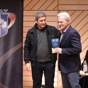 Τον Δήμαρχο Ηρακλείου βράβευσε η ΕΑΣ ΣΕΓΑΣ Κρήτης για τη στήριξή στο RUN GREECE και τον κλασικό αθλητισμό