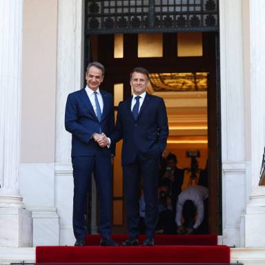 Επίσκεψη Μακρόν στην Αθήνα και υπογραφή συμφωνιών στο Μέγαρο Μαξίμου