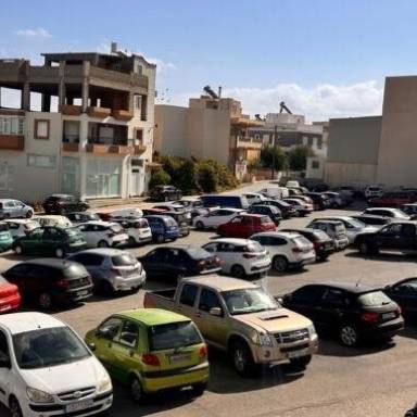 Εργασίες διαγράμμισης στο πάρκινγκ δίπλα από το Δημαρχείο Μαλεβιζίου