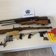 Χειροπέδες για τρεις στη Μεσαρά για κατοχή όπλων