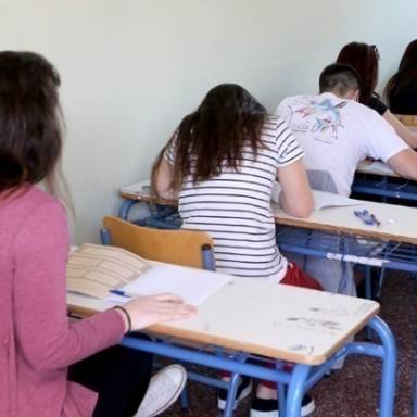 Ξεκίνησαν οι Πανελλήνιες 2026: Ανακοινώθηκαν τα θέματα που έπεσαν στη Νεοελληνική Γλώσσα και Λογοτεχνία