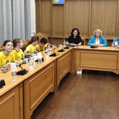 Επίσκεψη της Ομάδας Ρομποτικής των 20ου και 56ου Δημοτικών Σχολείων Ηρακλείου στην Περιφέρεια Κρήτης για την παγκόσμια διάκρισή τους στο RoboFest 2026