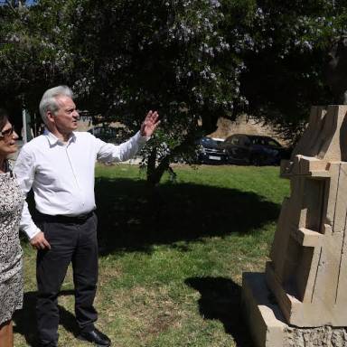Η προτομή του Νίκου Ξυλούρη ξανά στη βάση της στην πλατεία Κύπρου στην Όαση