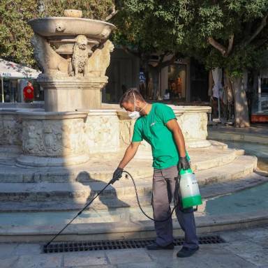 Συνεχίζεται με εντατικούς ρυθμούς η απεντόμωση και απολύμανση σχαρών και φρεατίων από τη ΔΕΥΑΗ 