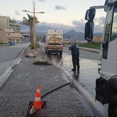 Σε πλήρη εξέλιξη το πλύσιμο δρόμων, πλατειών και κοινόχρηστων χώρων στον Δήμο Ηρακλείου