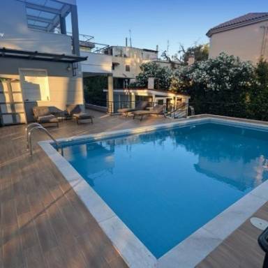 Δήλωνε άστεγη, ζούσε σε βίλα με πισίνα – Στο φως κύκλωμα εκατομμυρίων με εικονικά τιμολόγια που εντόπισε η ΑΑΔΕ-ΔΕΟΣ