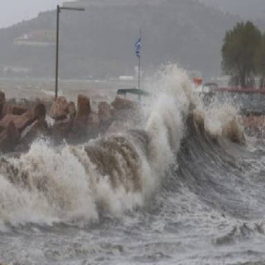 ΜΕΤΕΟ: Τα μελτέμια σάρωσαν την Ελλάδα-Ριπές έως 150 χλμ./ώρα και νέα ρεκόρ ανέμων