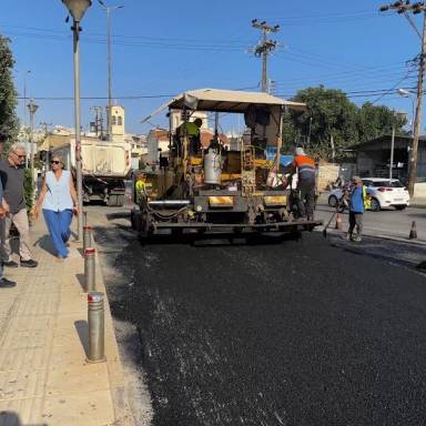 Στα έργα ασφαλτόστρωσης στην Λ. Ικάρου ο Αλέξης Καλοκαιρινός