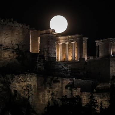 Αυγουστιάτικη Πανσέληνος: Η Ελλάδα γιορτάζει κάτω από το φως του φεγγαριού