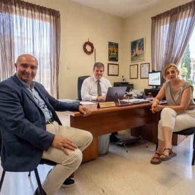 Επίσκεψη του Αντιπεριφερειάρχη Μιχάλη Σαρρή στις Διευθύνσεις Εκπαίδευσης Ρεθύμνου με επίκεντρο την πρόληψη και την ασφάλεια