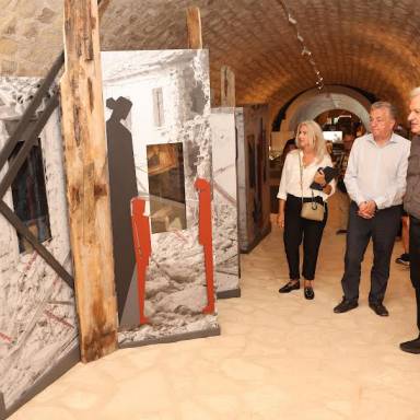 Άνοιξε τις πύλες της η εμβληματική έκθεση Εθνικής Αντίστασης στη Στοά Μακάσι – Επίσημα εγκαίνια Σάββατο 12/9 (video)