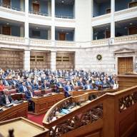Σκληρή κόντρα Μητσοτάκη–Ανδρουλάκη στη Βουλή για την αναθεώρηση του Συντάγματος