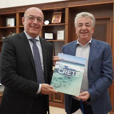 Συνάντηση του Περιφερειάρχη Κρήτης Σταύρου Αρναουτάκη με τον Πρέσβη της Ιταλίας στην Ελλάδα Paolo Cuculi