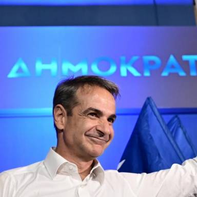52 χρόνια ΝΔ: Γιορτή με πυρσό, αλλά χωρίς Καραμανλή, Σαμαρά και Μεϊμαράκη – Το μήνυμα Μητσοτάκη σε μια δύσκολη συγκυρία