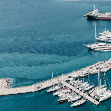 «Έστησαν» βενζινάδικο μέσα στη θάλασσα: Κύκλωμα λαθρεμπορίας καυσίμων στις Κυκλάδες – 7 συλλήψεις