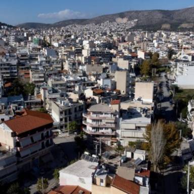 ΕΛ.Α.Σ. κατά Μητσοτάκη για τη στέγη: «Επτά χρόνια έχτιζε στα λόγια»